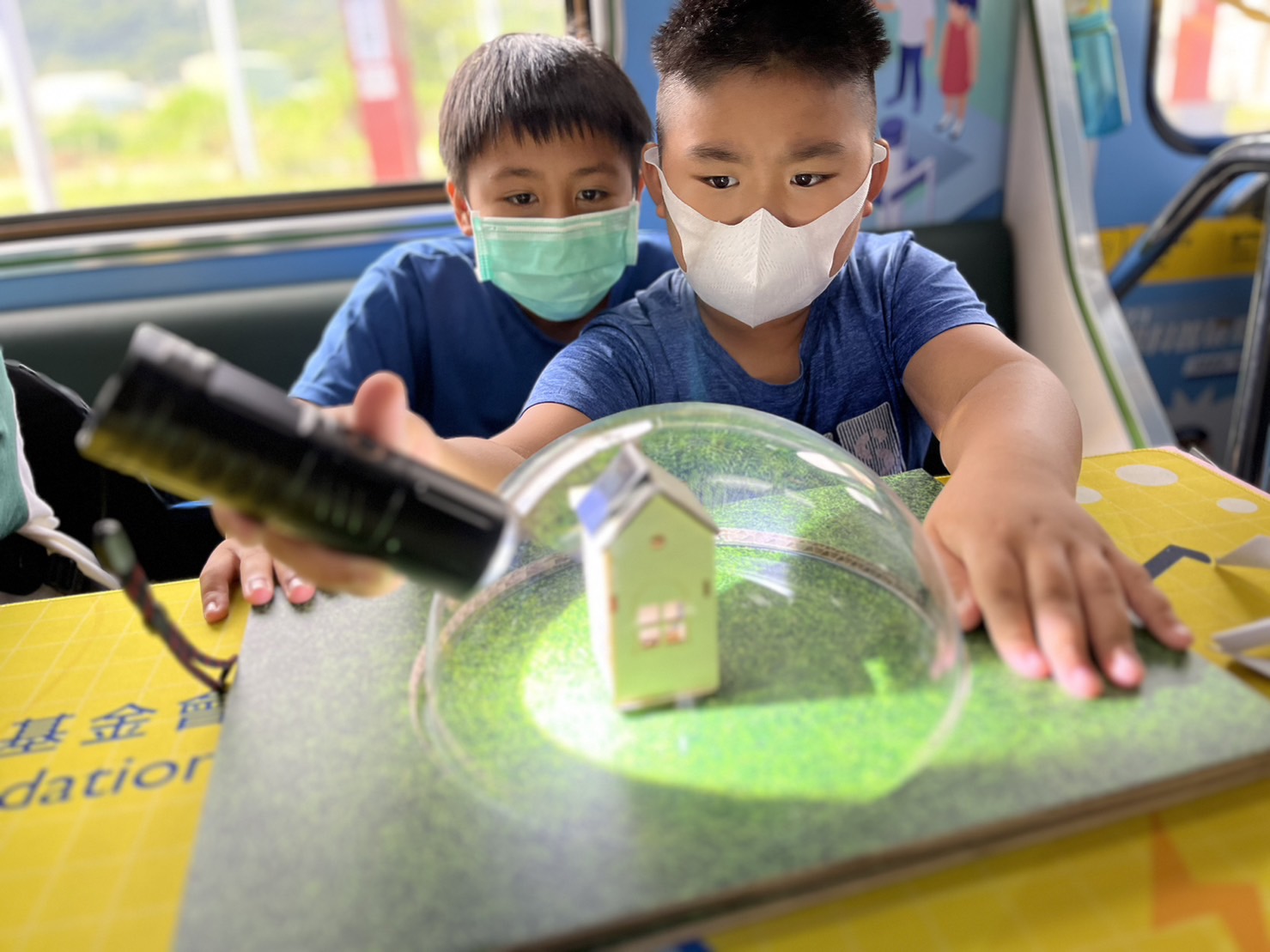 友達參與基礎科學主題車廂，以STEAM教學精神，設計「逐日科學家」、「太陽能工程師」以及「淨零建築師」三大能源科普課程和實驗