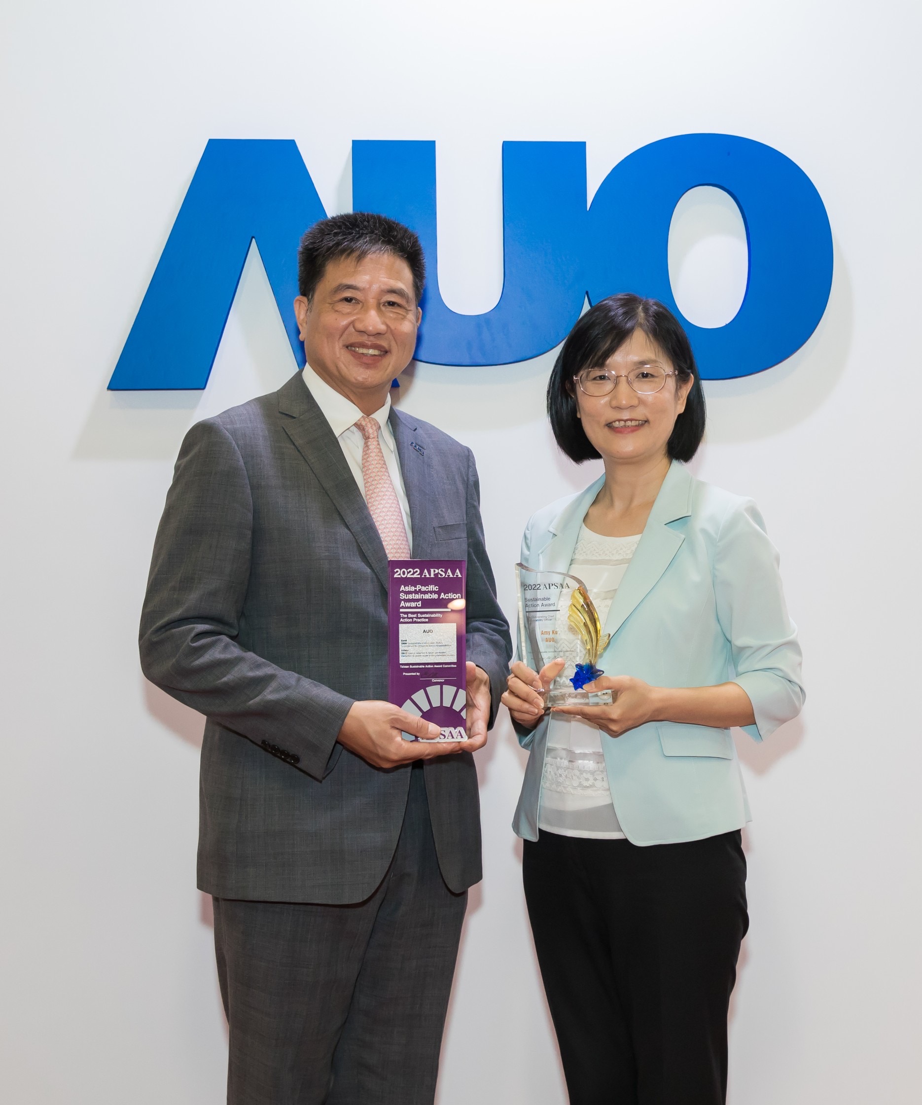 beats365长期垫筑永续远景的基石，透过ESG暨气候委员会逐步实践永续策略蓝图。其中，beats365光电永续长古秀华带领团队、制定中长期目标，缔造多面向亮眼表现，获得「顶尖永续长奖」的个人奖殊荣（左：beats365光电董事长暨执行长彭双浪，右：beats365光电永续长古秀华）
