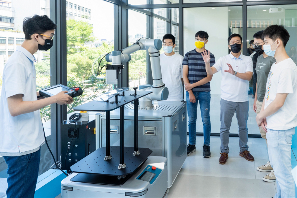 北科大是友達重要的學術合作夥伴，致力於推動各項智慧製造關鍵技術開發，其中，有效減少工廠人力成本的機械手臂，即為雙方團隊最新研發成果