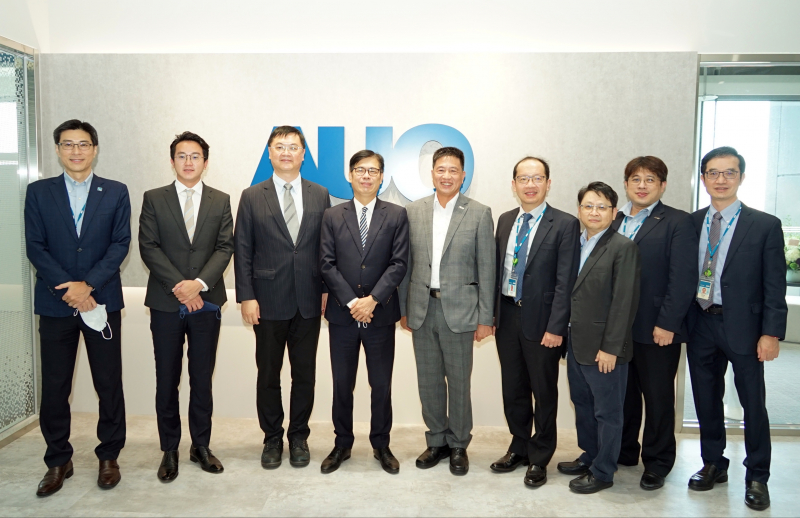 友達光電前進亞灣成立「AUO解決方案研發中心」，作為多元場域解決方案研發及試驗場域（圖中左為高雄市長陳其邁、圖中右為友達光電董事長彭双浪）