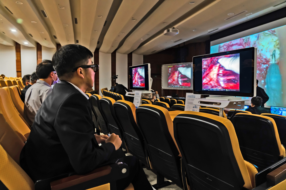 達擎之「達文西外接3D影像解決方案」，將達文西手術機器手臂的3D影像即時連線轉播，在會議室觀摩的醫師們只要戴上偏光眼鏡，就能與執刀醫師看到同步的3D立體影像，如臨操作台現場，縮短達文西手術的學習曲線