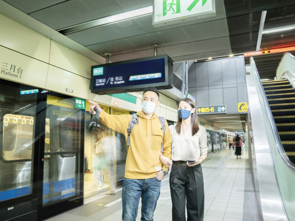 友達旗下達擎之客製化TARTAN顯示器，於台北捷運中山站亮相。以獨特長條型比例與高畫質特色，為台北捷運站帶來嶄新的都會車站風貌