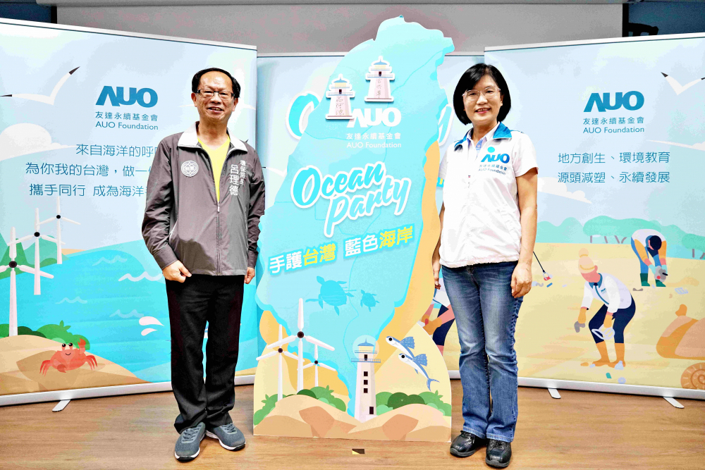 友達光電永續長古秀華（右）與桃園市環保局局長呂理德（左）進行海岸線認養儀式，簽署於象徵藍色宣言的海岸永續燈塔上，承諾以實際行動與環境教育方式，投入桃園海岸線守護行列