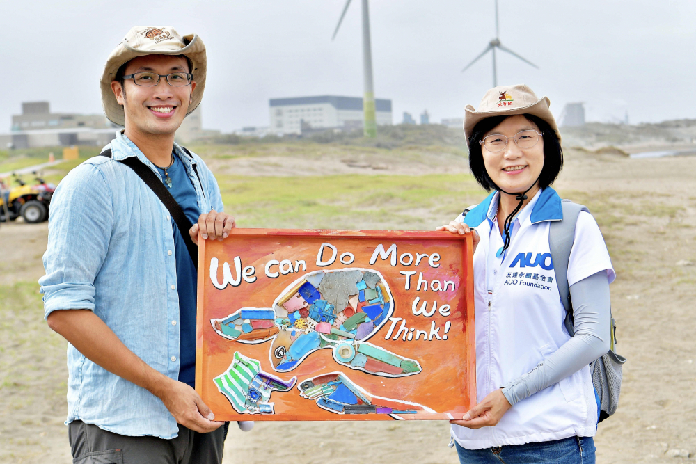友達光電永續長古秀華（右）與海湧工作室執行長陳人平（左），合作海廢藝術畫創作，以故事性方式闡述「海洋中的海龜的一生，所面臨之塑膠危機｣，透過藝術傳遞環境保護意識