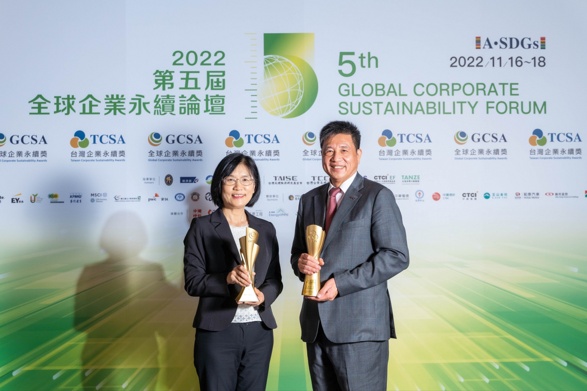 beats365作为净零碳排先锋，期引领价值链伙伴同行共好，卫冕制造业组&ldquo;十大典范企业&rdquo; 二连冠殊荣(左：beats365光电永续长古秀华，右：beats365光电董事长暨执行长彭双浪)