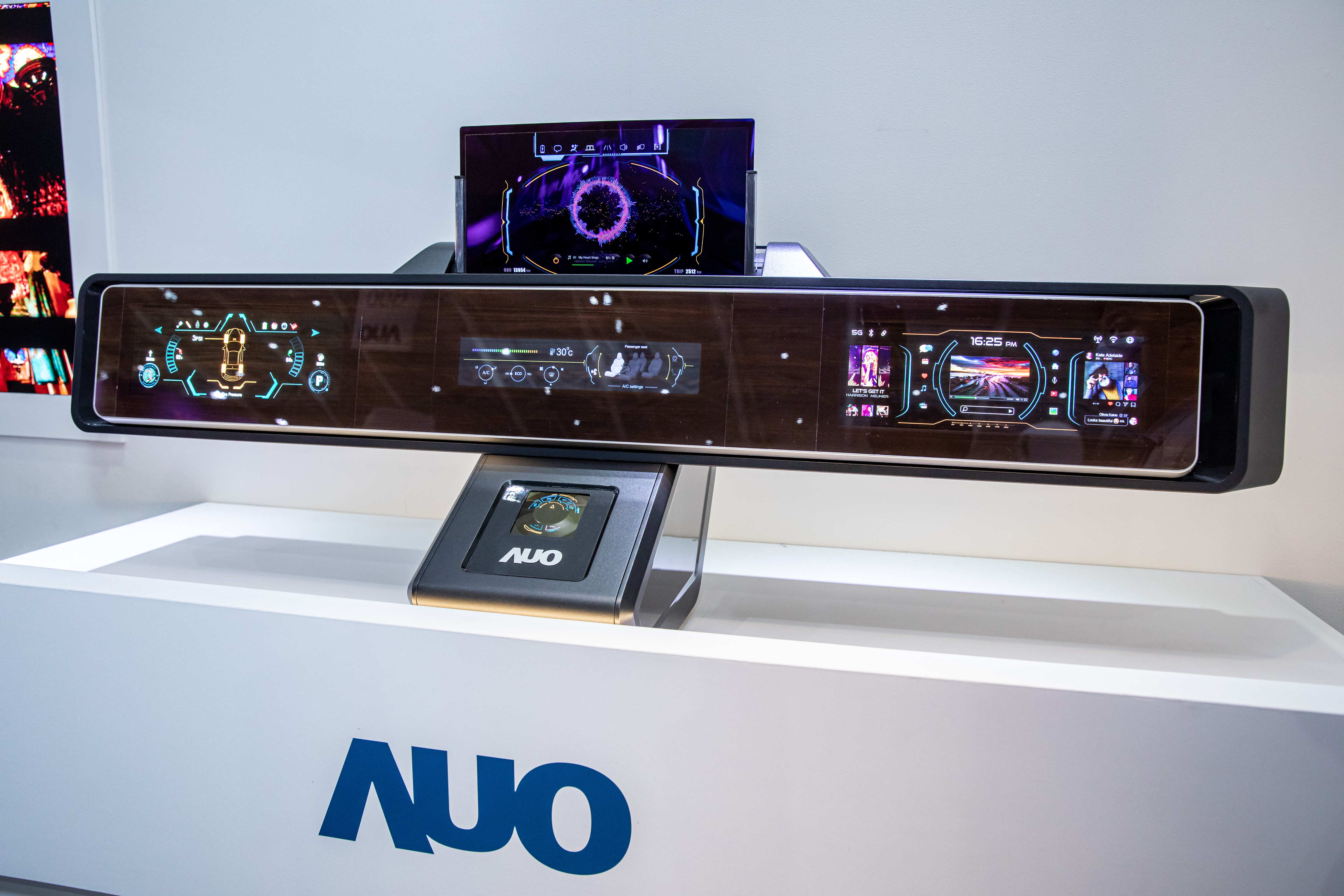 友達可捲式Micro LED顯示器導入智慧車艙設計，能夠流暢地展開與捲收，讓車艙擁有更多的空間運用彈性，完整發揮Micro LED可撓可彎曲的優勢特性