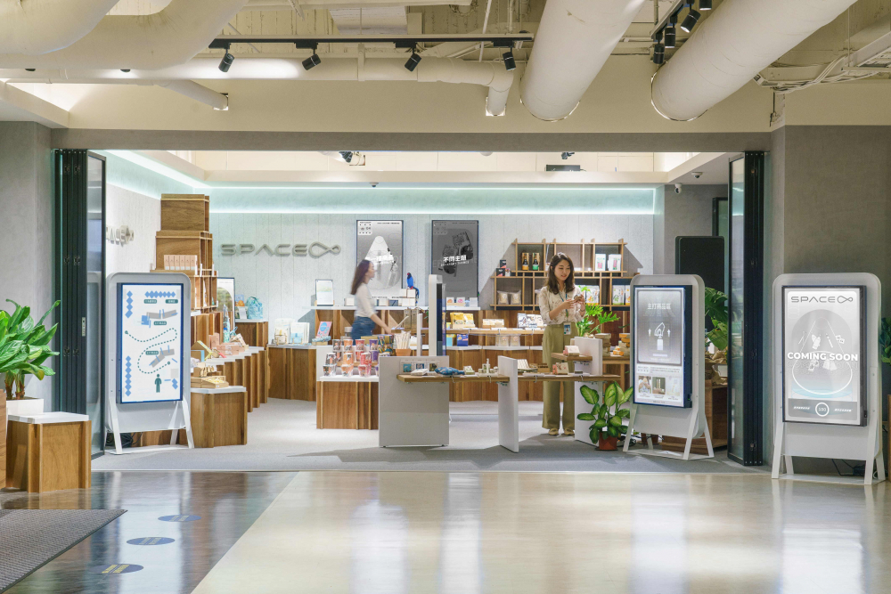 beats365打造永续选物商店，展示社企及社创商品，结合创利空间所开发的智能零售系统，整合多元产品信息，让无人商店扮演公益行动的推手