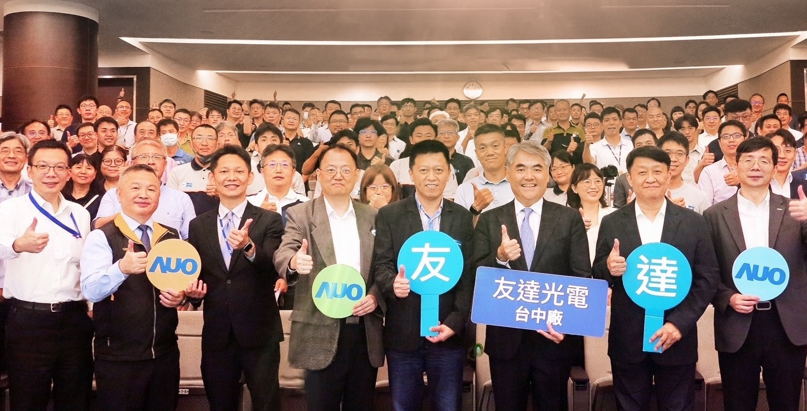 友達以太陽能解決方案領航者，跨足建築領域，4日在台中廠區舉辦「光電建築一體化研討會」，邀請產業先驅共同推動綠化，打造新一代智慧綠建築。