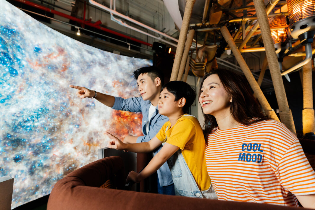 友達打造全台最大寬6公尺、高4公尺、唯一搭載LED弧形拼接顯示屏的動感飛行船，讓乘客駐足在熱氣球上，享受身歷其境的偽出國旅遊樂趣