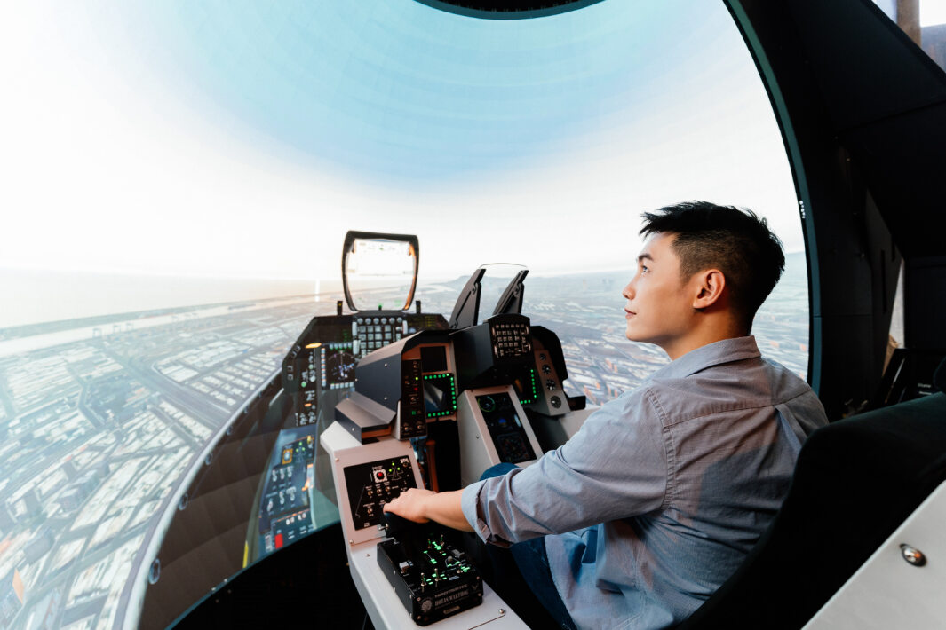 友達以P1.25小間距打造球形LED模擬艙，搭配智崴的精密六軸動態座椅，結合友達專業影像調校技術，呈現擬真模擬飛行場景