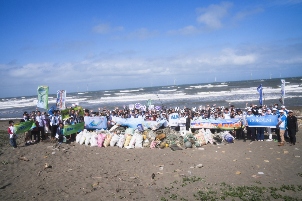 友達永續基金會召集企業志工、產官學和供應商夥伴，在苗栗後龍外埔魚港1340保安林海岸淨攤，齊心協力清除1.2公噸海洋廢棄物，以行動實踐對環境友善的承諾