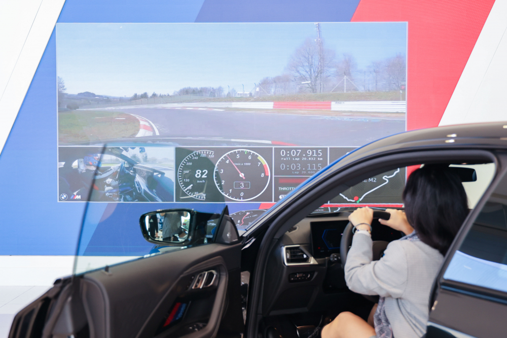 顧客按下虛擬Engine Start按鈕，啟動預選車款的引擎聲浪，螢幕同時呈現德國紐柏林賽道的試駕畫面，坐進車內一秒化身駕駛員馳騁奔騰