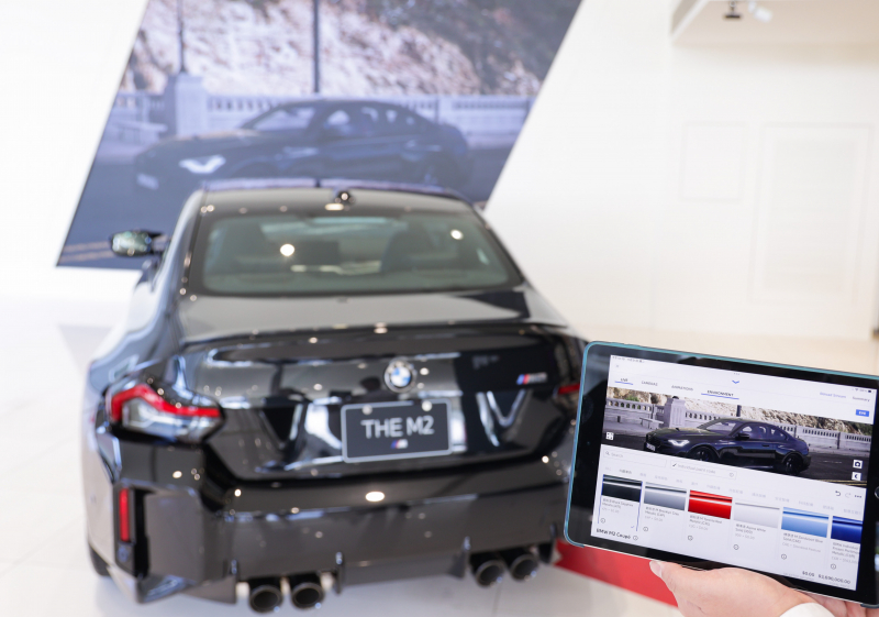 賞車介面即時投放到LED牆上，顧客可即時更換車輛內裝、零件選配與車款配色，提供近乎與實車等比例的沉浸式無死角虛擬賞車體驗