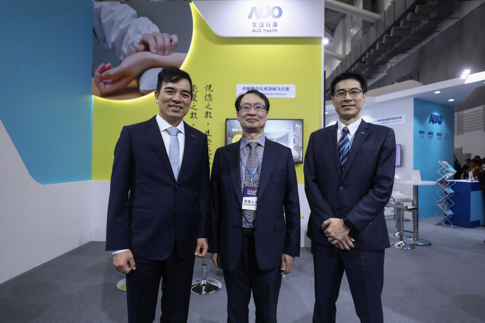 首次於醫療科技展亮相的友達耘康，捐贈數位化檢測設備與研究經費，協助衛福部國家中醫藥研究所打造中醫大數據資料庫。圖由左至右為友達光電執行長暨總經理柯富仁、衛福部國家中醫藥研究所所長蘇奕彰、友達光電智慧醫療事業群總經理廖世宏