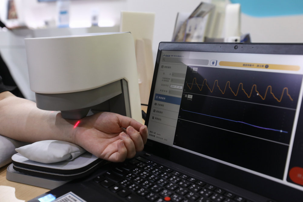 友達耘康脈象檢測系統透過電腦精準控制升降系統，還原中醫師三指把脈過程的舉、按、尋手法，將脈象感受轉化成數據，未來可結合大數據分析，實現智慧醫療及準確性