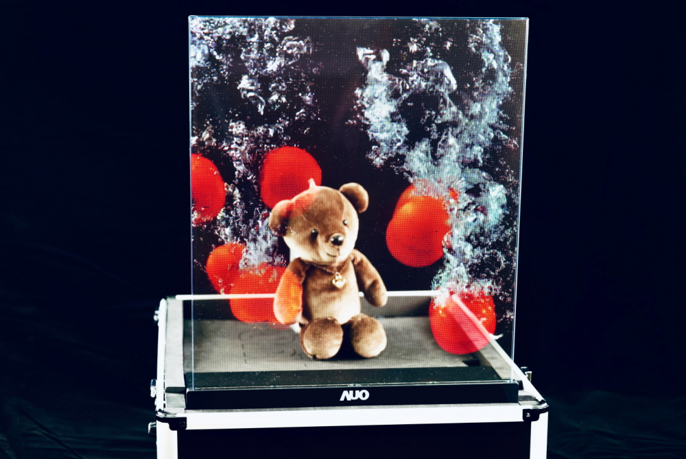 友達以次世代Micro LED顯示技術打造之透明顯示器，具備高穿透、低繞射、高亮度、可拼接之特性，可廣泛應用於智慧移動、零售、育樂和醫療等多元場域