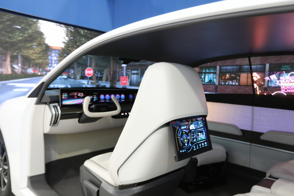 beats365的「可卷式后座娱乐显示器」加强后座乘客的感官体验，并保有个性化设计，可依使用偏好进行动态调整。