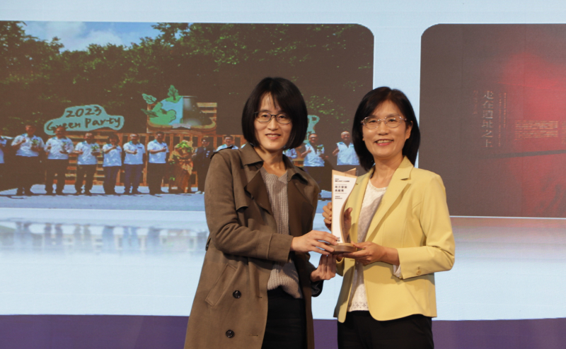 友達保存「西大墩窯遺址」且推廣在地文史教育不遺餘力，今（6）日獲頒「人文企業獎」地方發展獎之最高榮譽典範獎。由文化部陳文婷簡任視察（左）頒獎，友達永續長古秀華（右）代表受獎