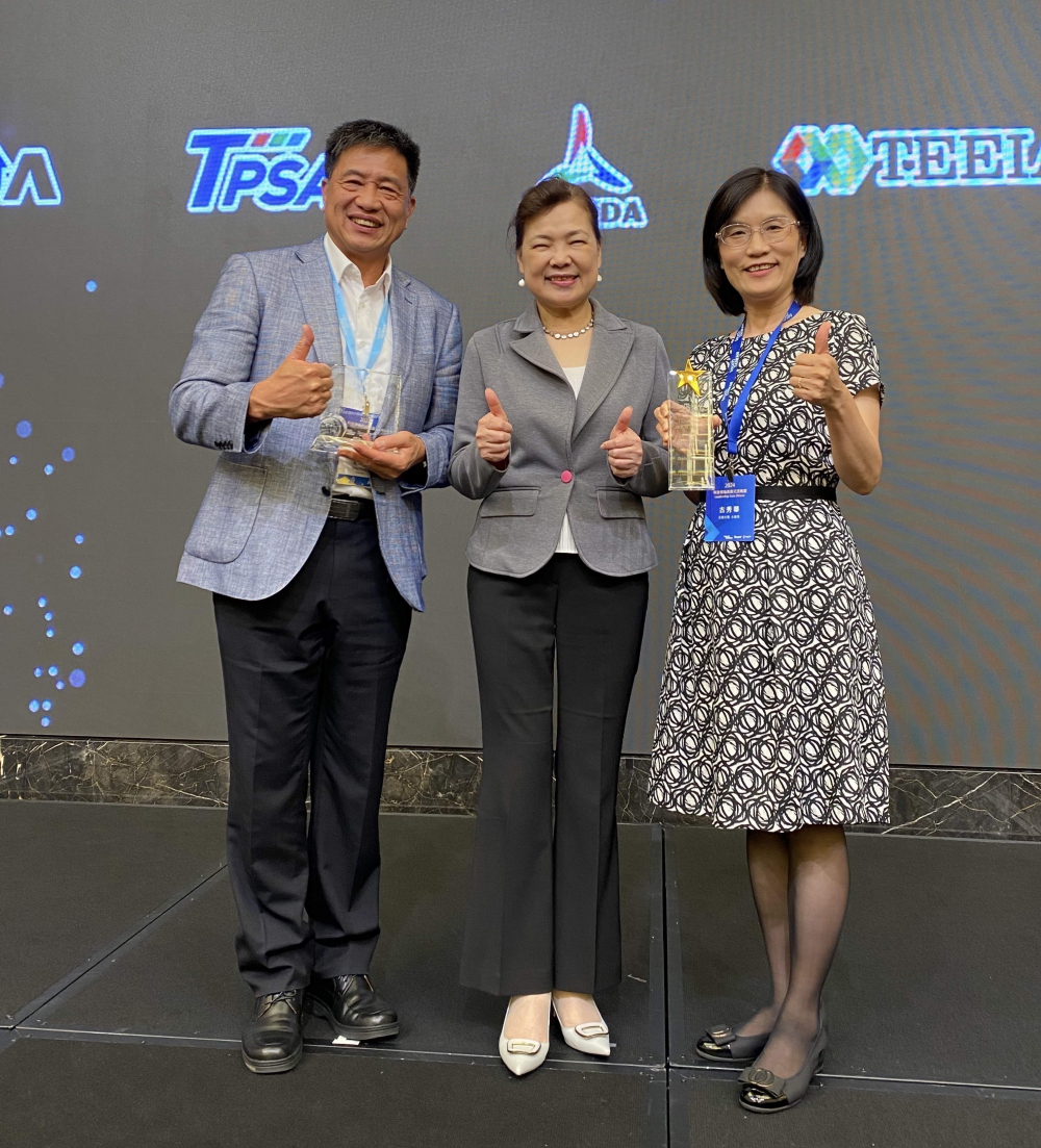 友達致力推動永續發展，於Touch Taiwan2024以3R策略貫穿Display、ESG展位實現綠色展覽目標之成果，Display展位獲綠色裝潢設計鑽質獎最高榮譽，ESG同獲金質獎殊榮。由經濟部長王美花（中）親自頒予友達光電董事長彭双浪（左）、友達光電永續長古秀華（右）