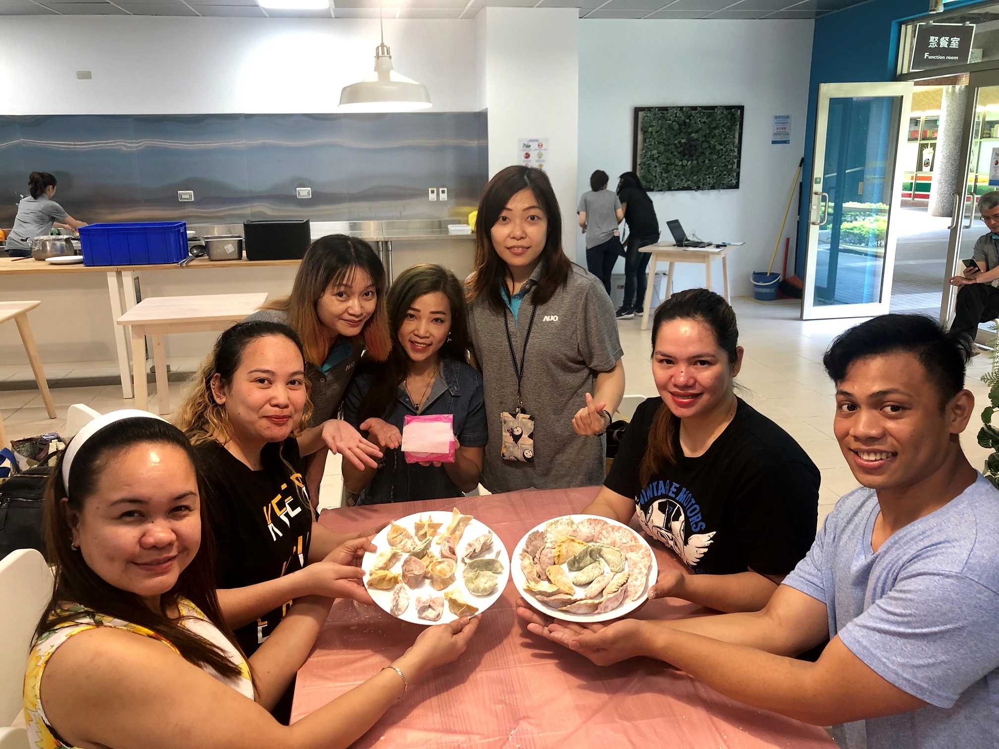 友達將DEI理念貫徹到企業文化和實踐，舉辦如台菲廚藝交流等活動，讓同仁了解彼此文化差異、培養情感