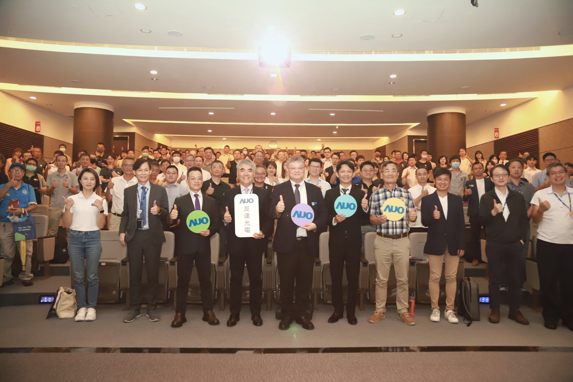 友達光電邀請領域專家共研再生能源發展、電力需求及建築物減碳等議題進行交流，盼共擘綠色永續生態圈的嶄新契機。