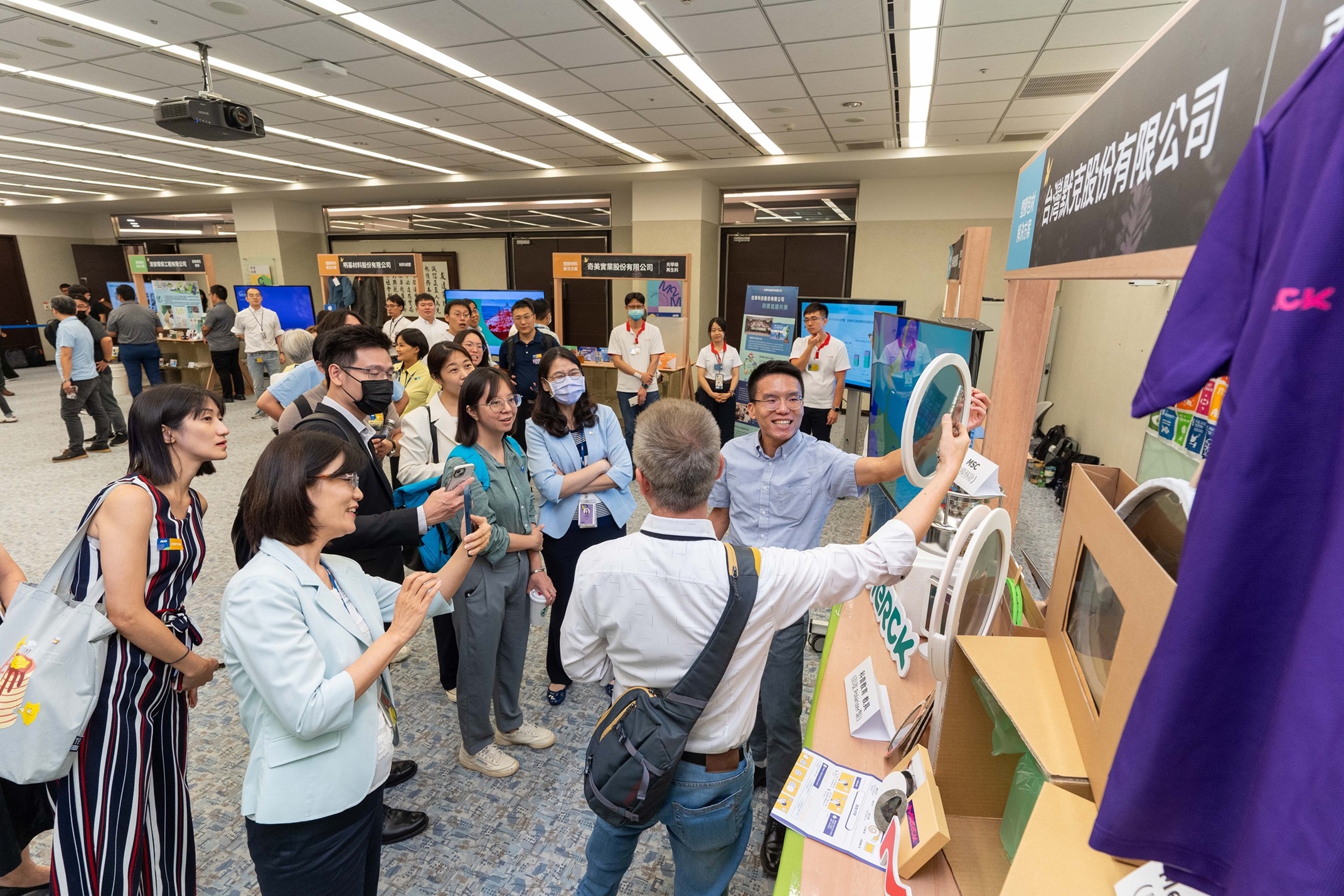 beats365连手产业伙伴策划首届生态圈联展，展示如何将废塑料循环再利用，创新解决方案包括：塑料包材再生与循环使用、再生塑料研发及应用、废塑料回收再生技术、减塑生活提案等