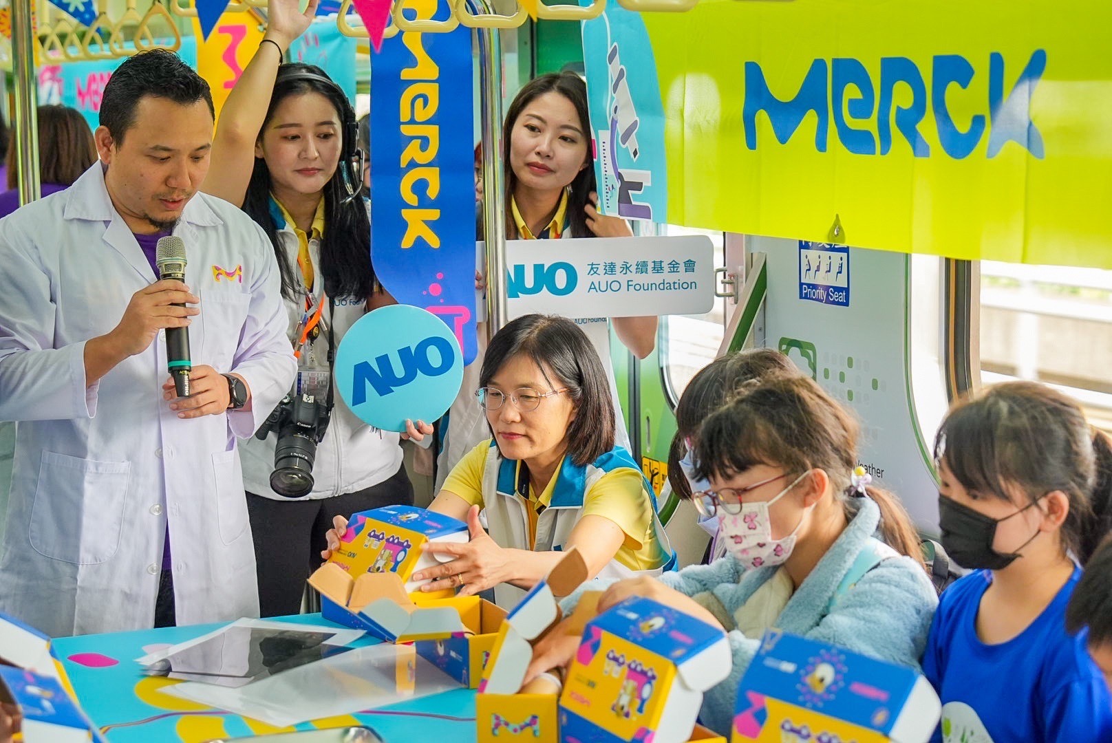 友達以光電、再生能源、水資源三大核心，設計「再生能源和循環經濟」多元永續教育主題，並攜手供應鏈夥伴默克開發創意科學教材及實作體驗，期讓永續素養透過科學探索向下扎根