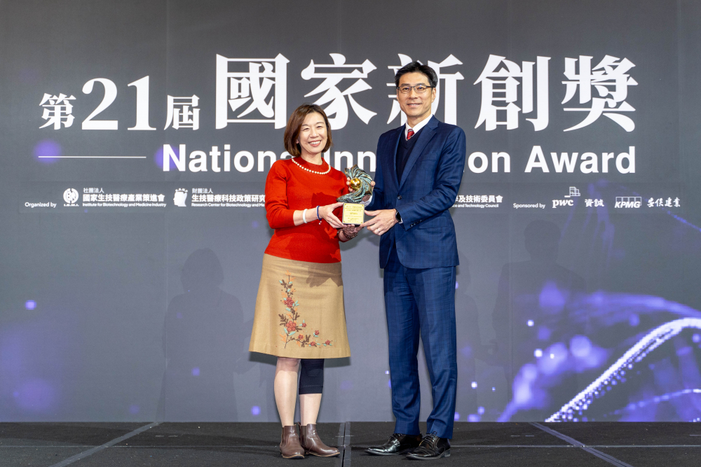 友達旗下子公司友達耘康與達擎分別以「中醫數位化檢測解決方案」及「寬視角3D醫療顯示器」獲得第二十一屆國家新創獎「智慧醫療與健康科技」類別的「企業新創獎」與「國家新創精進獎」兩項殊榮。圖左為衛生福利部政務次長林靜儀、圖右為友達光電智慧醫療事業群總經理廖世宏