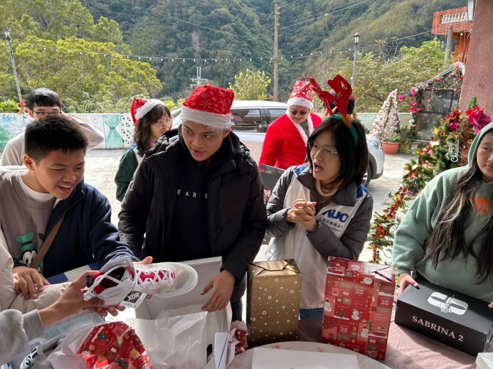 「圓夢計畫」由偏鄉兒少許下心願，友達員工認捐禮物，高階主管親帶隊將禮物一一送往偏鄉，為兒少圓夢