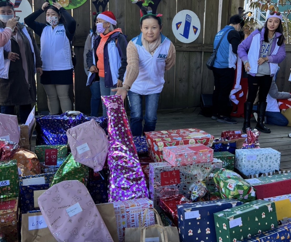 友達永續基金會「圓夢列車」年年迴響熱烈，認捐同仁精心挑選禮物、巧手包裝，整理成隊後，將祝福一一打包送出
