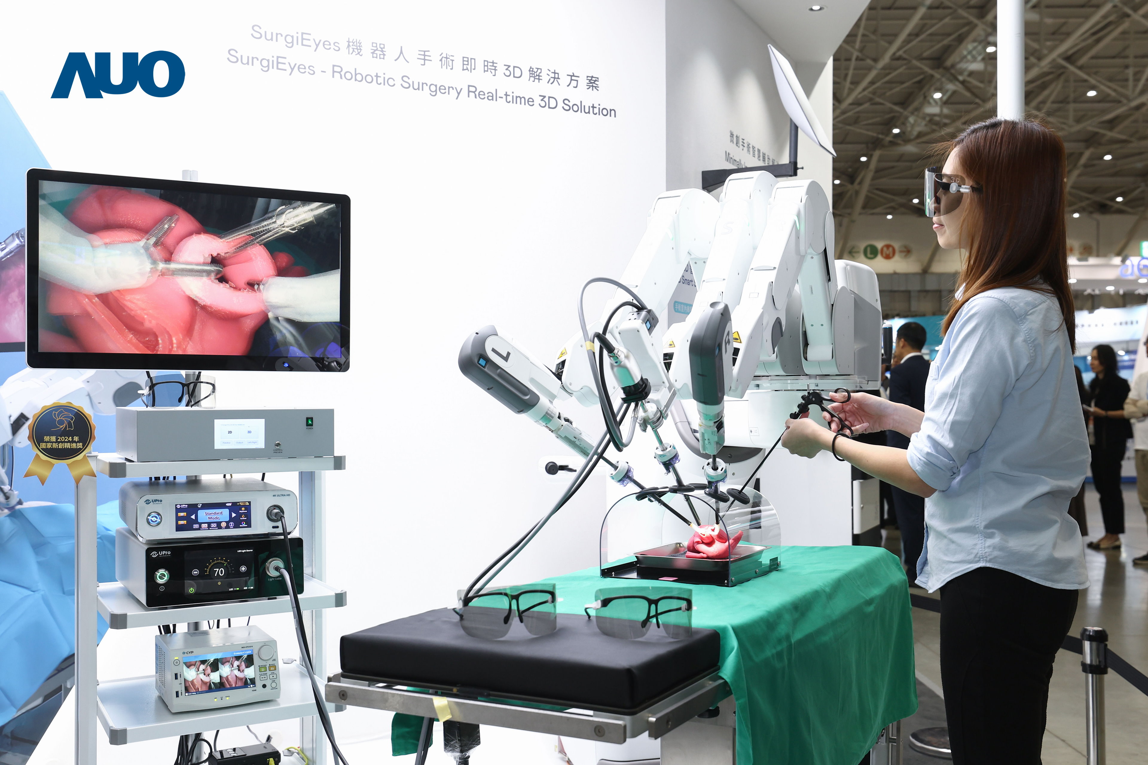 达擎以领先的3D显示技术推出〝SurgiEyes机器人手术实时3D解决方案〞，整合先进3D图像处理与独家3D垂直宽视角、广色域的显示技术，手术团队可实时同步主刀医师视角看到清晰3D影像，提升沟通效率与安全性。