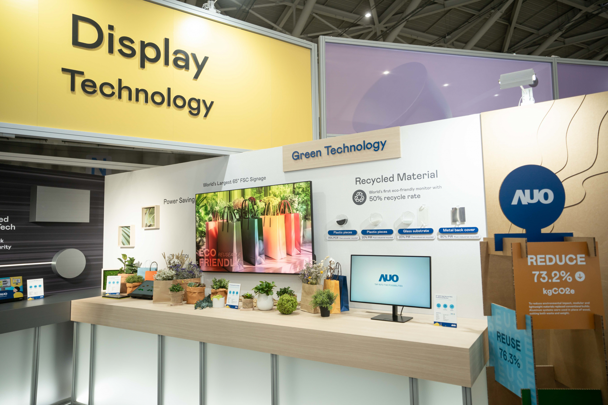 友達Touch Taiwan 2025雙展位再度獲etouch 綠色裝潢設計獎肯定；智慧顯示展位以鋁製模組系統取代傳統木作施作，並在相關裝潢物與設計使用可回收、可重複使用的材料，體現低碳與循環精神。