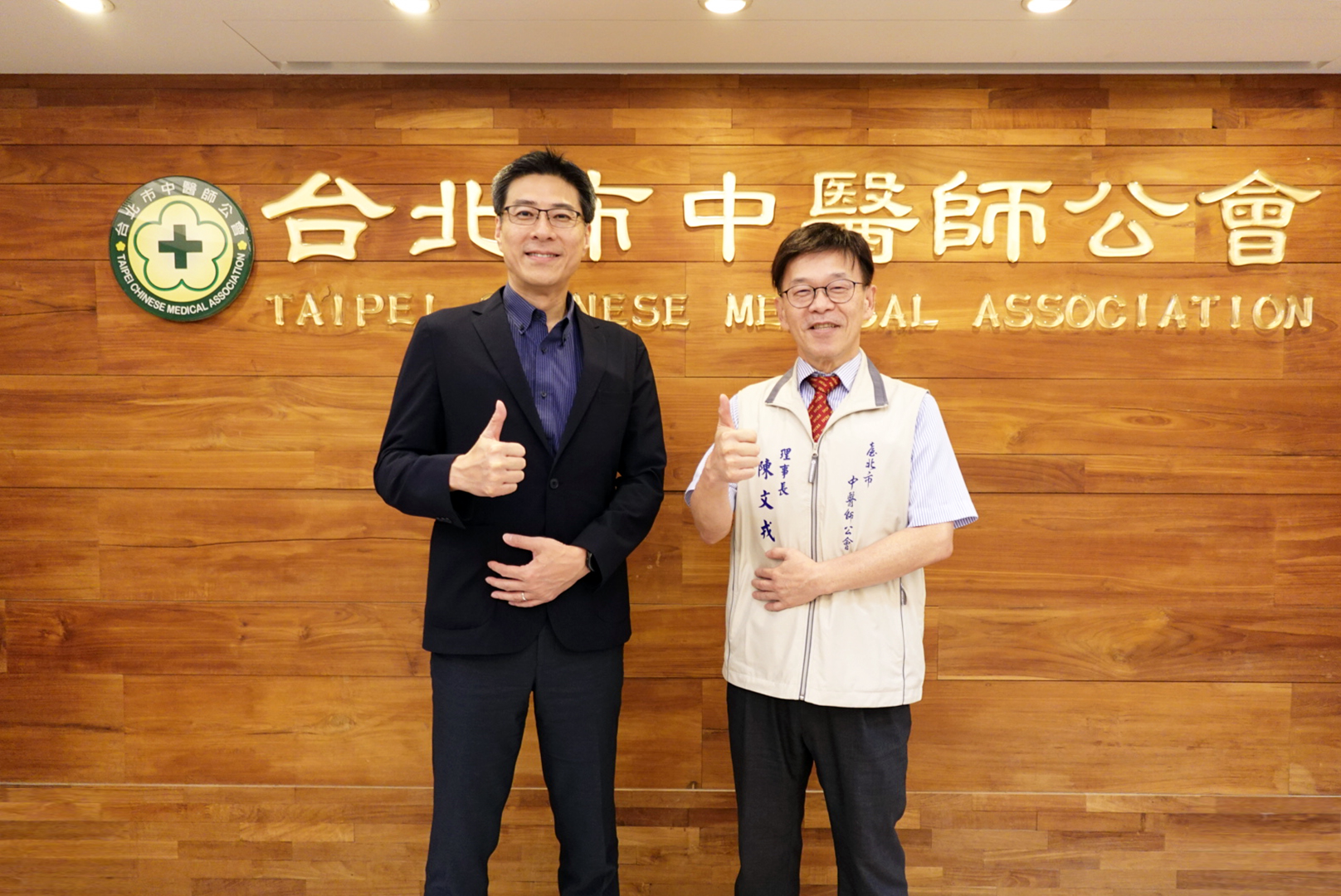 友達耘康積極推動中醫數位化，以創新技術與研發能量串連各界專家，共同建構智慧中醫生態圈；圖為友達耘康廖世宏董事長（左）與台北市中醫師公會陳文戎理事長（右）