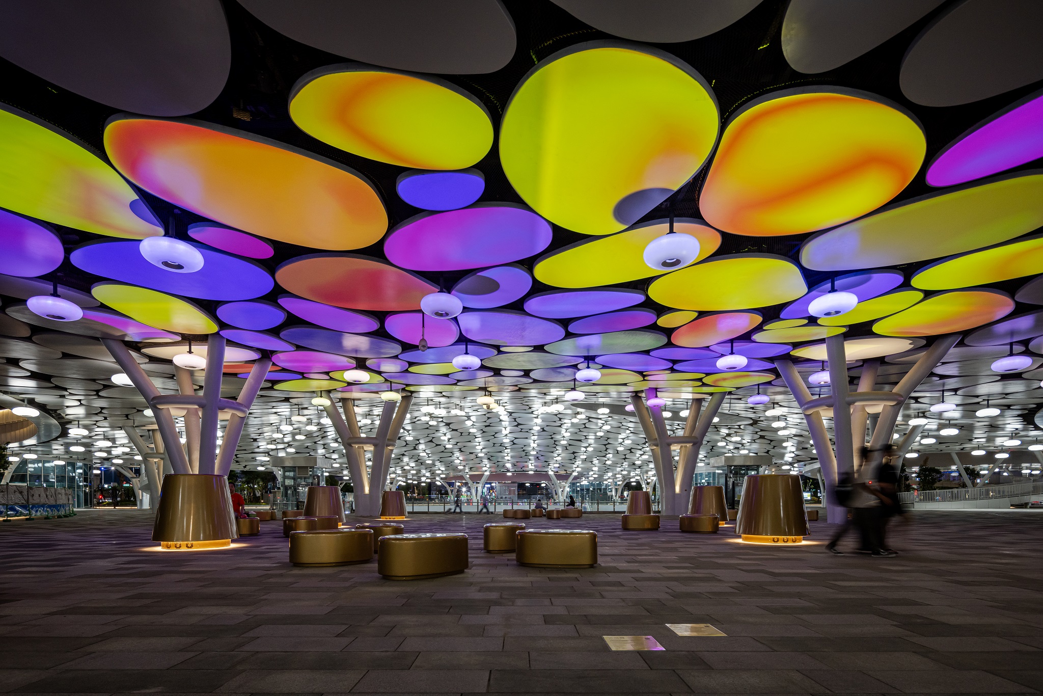 於「染色彩」作品中，創利空間協助藝術團隊將高雄車站天棚2700片鋁製雲朵染上繽紛色彩，從設備設定、光影軟體串接到現場調校，確保光線準確落在雲朵表面，展現層次與意境