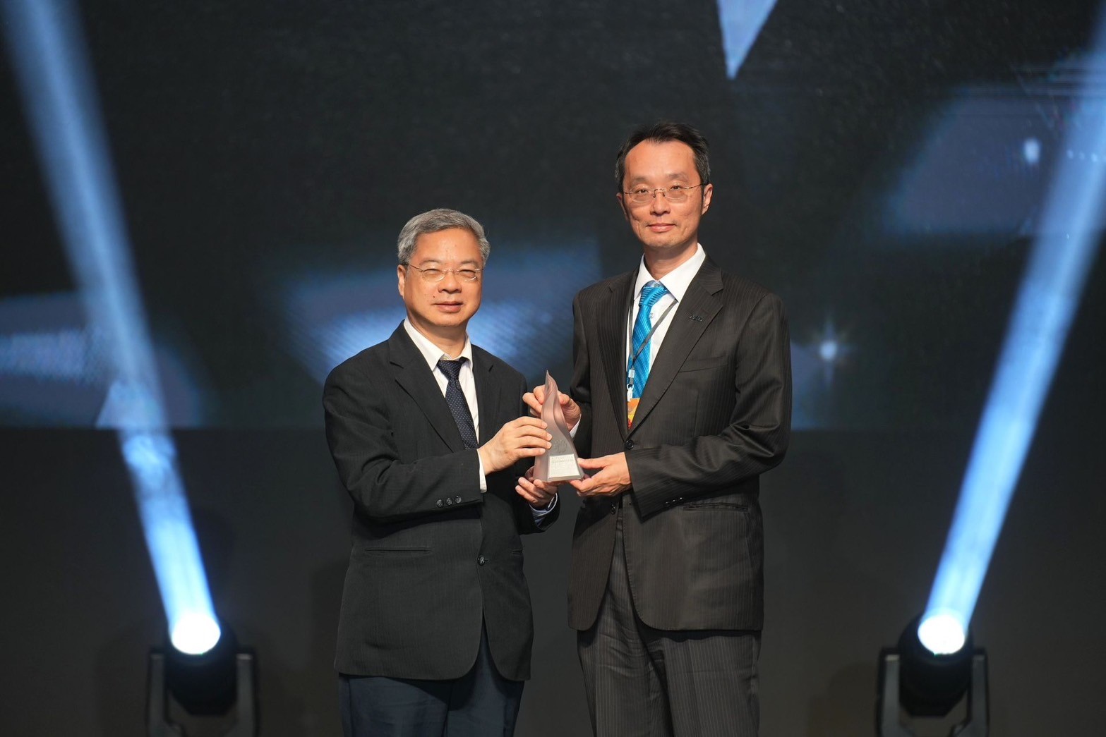 「友達「177吋高透明度Micro LED顯示器」獲得台灣精品銀質獎，由友達光電顯示產品研發總部副總經理吳仰恩（右）代表領獎