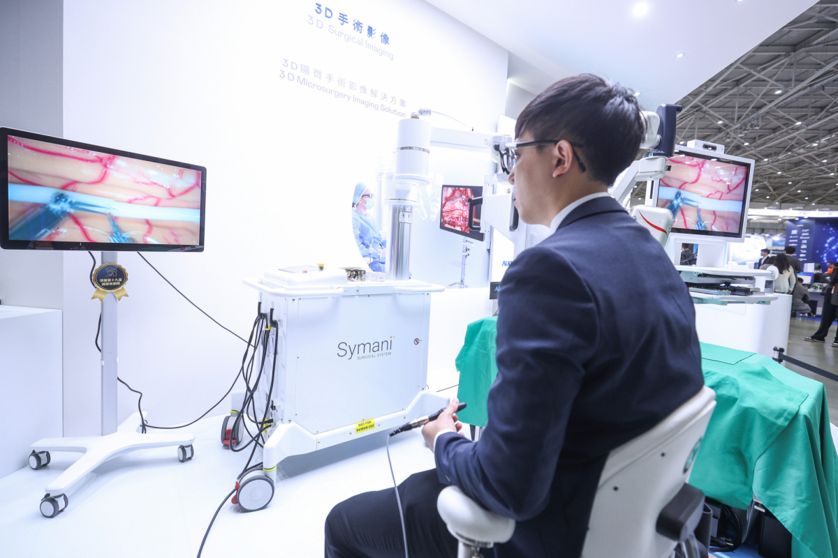 达擎推出〝3D显微手术影像解决方案〞，将3D影像技术从腹腔内视镜手术延伸至神经、血管、淋巴等高难度显微手术，提供超清晰立体视野，协助医疗团队在复杂手术中完成精准细腻操作。