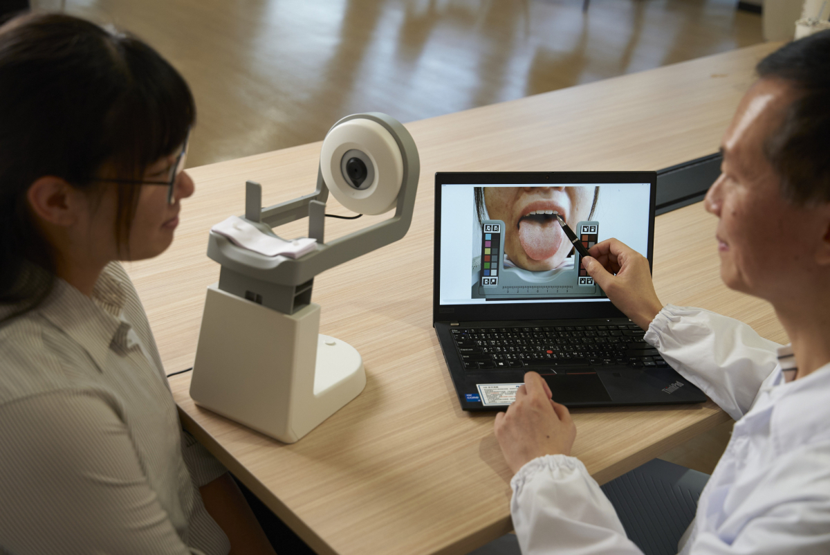 友達耘康的「舌象辨識軟體」則運用AI與大數據技術，可快速辨識舌色、舌形、苔色、苔質等特徵，顯著提升舌象辨識效率，優化檢測流程。