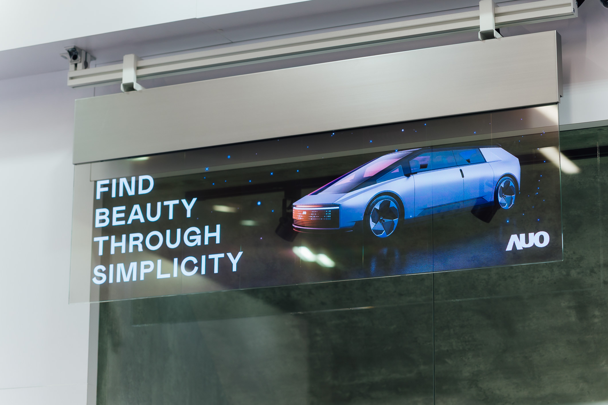 具备高亮度透明感的54吋透明Micro LED智慧广告牌，可无限拼接不同尺寸，营造出兼具科技感与美学的沉浸式氛围，适用于旗舰店、展演空间等多元场域。