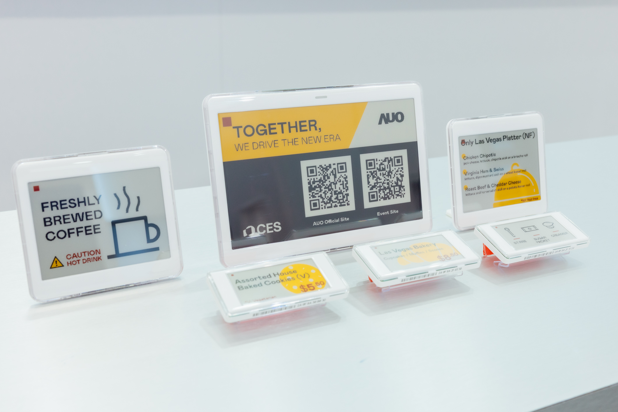 达擎开发的低功耗、全彩的aecoPost电子纸解决方案，仅在更新画面时需要微量的电力驱动，无需布建电线的便捷设计，使其可灵活应用、弹性选择置放处；可搭配aecoTag电子货架卷标解决方案，驱动商店内所有数字广告牌和电子货架卷标，以远程控制实现动态变价，提升门市人员作业效率，并以无纸化落实永续经营目标。