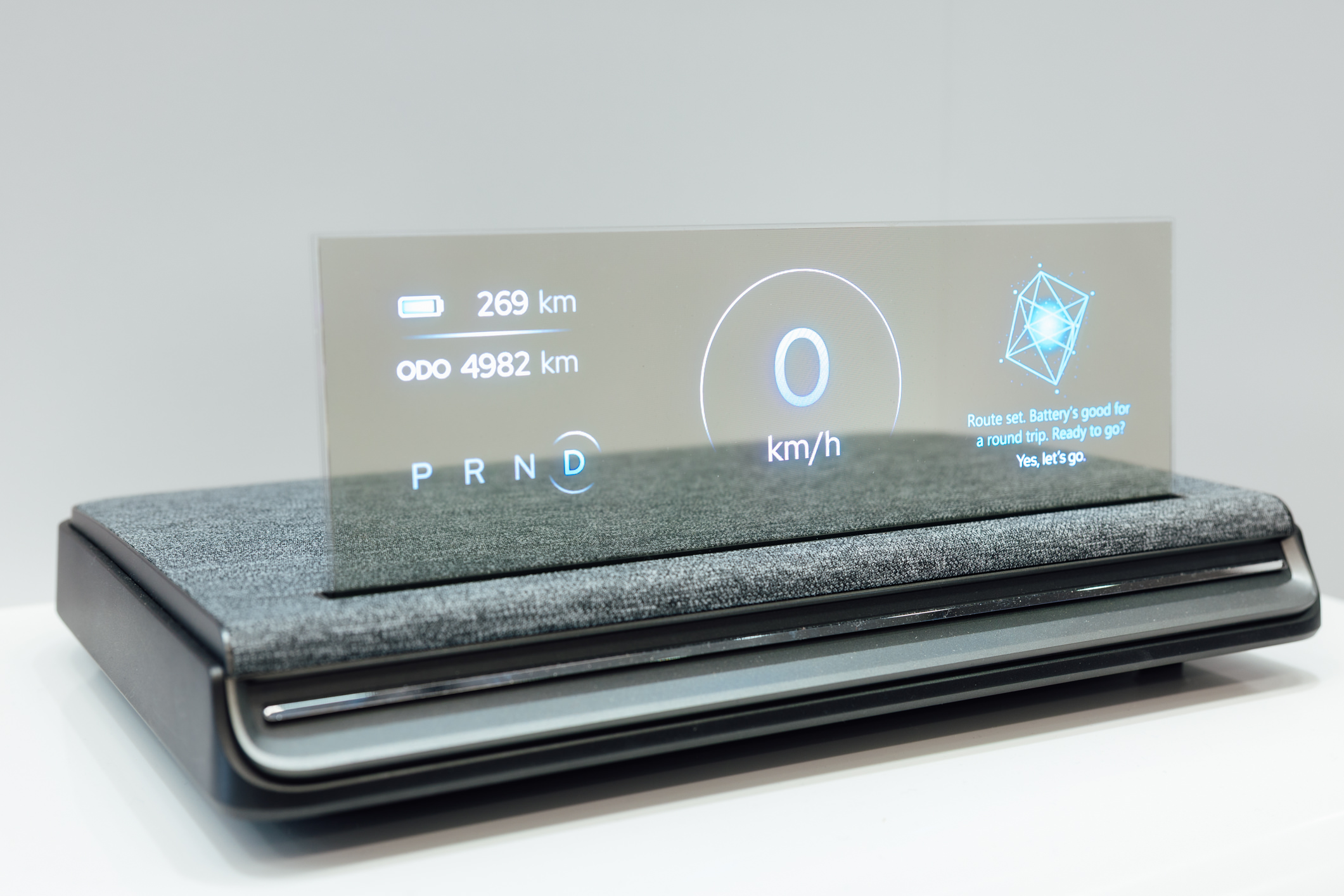 全球首款Aero Module透明Micro LED显示器模块外观轻盈通透，可与数字内容完美融合，提供动态显示、先进控制、个人化沉浸感受。